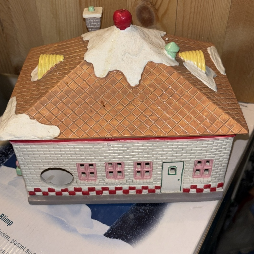 Department 56 ICE CREAM PARLOR - Picture 3 of 5